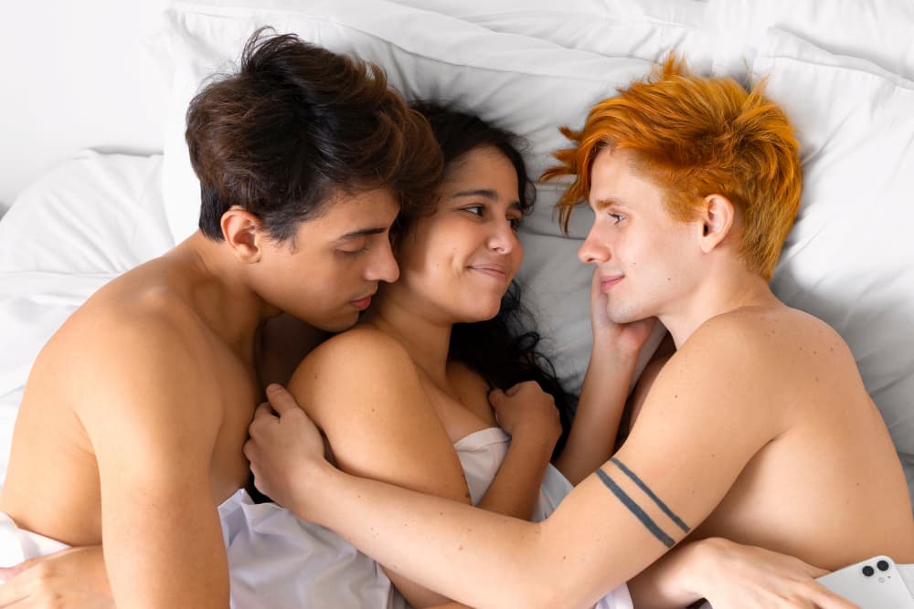 Cómo hacer un trío: guía práctica para disfrutarlo con respeto, deseo y consentimiento 18 Trío de dos mujeres y un hombre