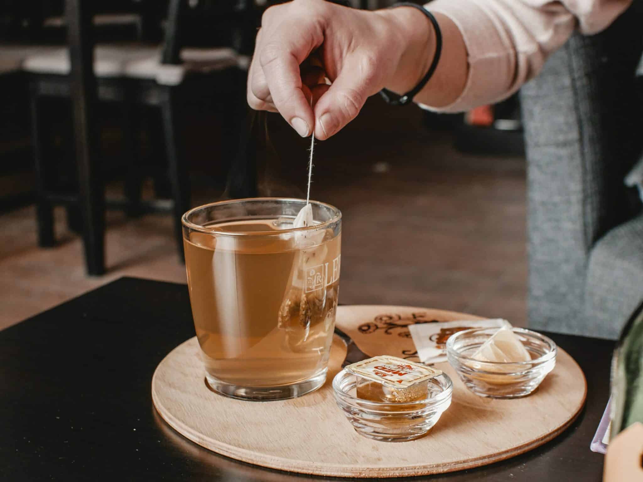 Teabagging: descubre esta práctica sexual 14 hombre introduciendo bolsa de té en taza para simular teabagging