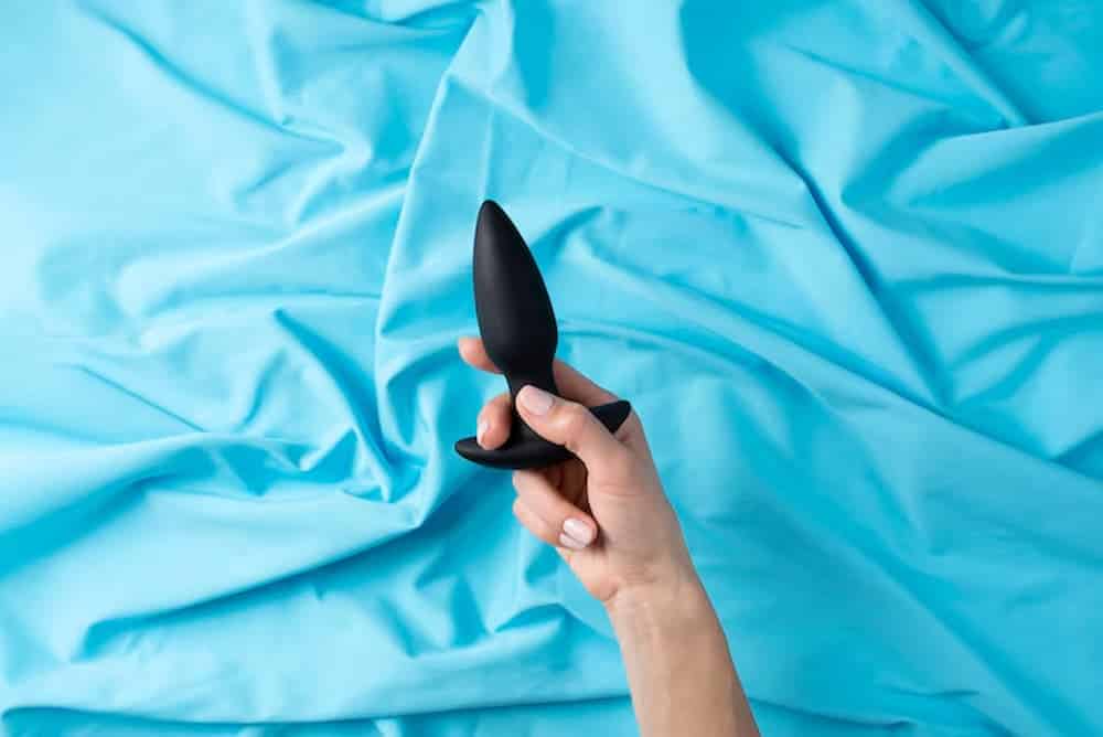 Orgasmo anal: todo lo que necesitas saber 2 mano de mujer sosteniendo plug anal