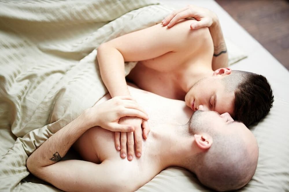 Posiciones cómodas y seguras para el sexo anal 6 Pareja gay en cama