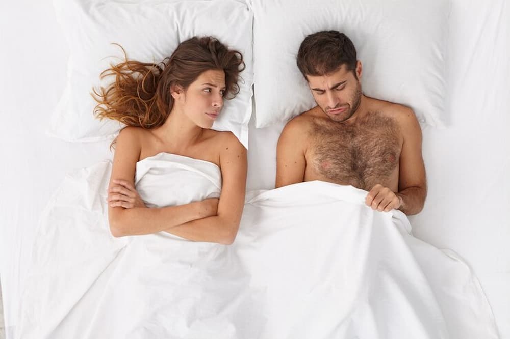 Pareja con problemas en la cama