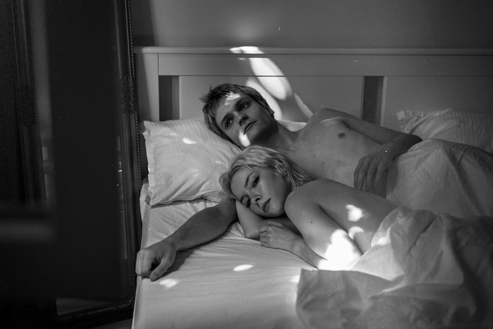 ¿La lidocaína sirve como retardante? - Beneficios y uso correcto 10 Pareja recostada en la cama