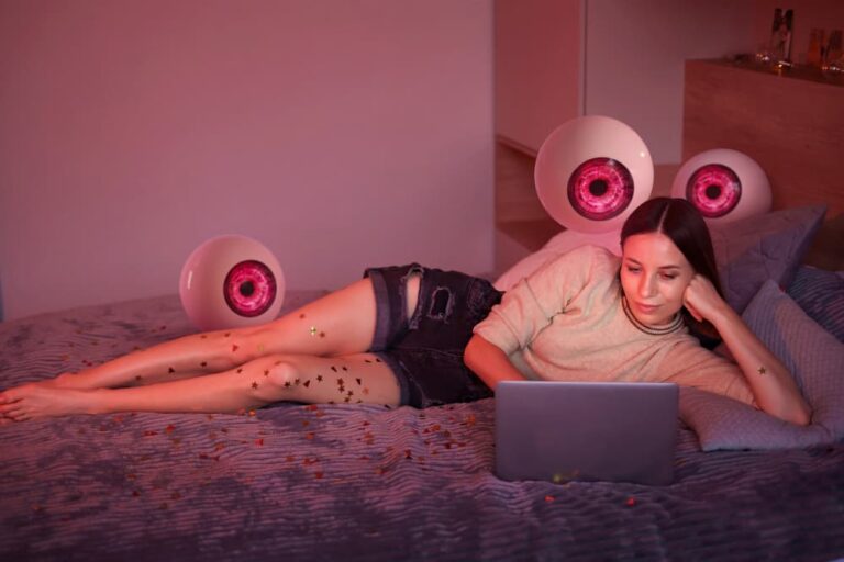 Mujer teniendo sexo a distancia a través de su laptop