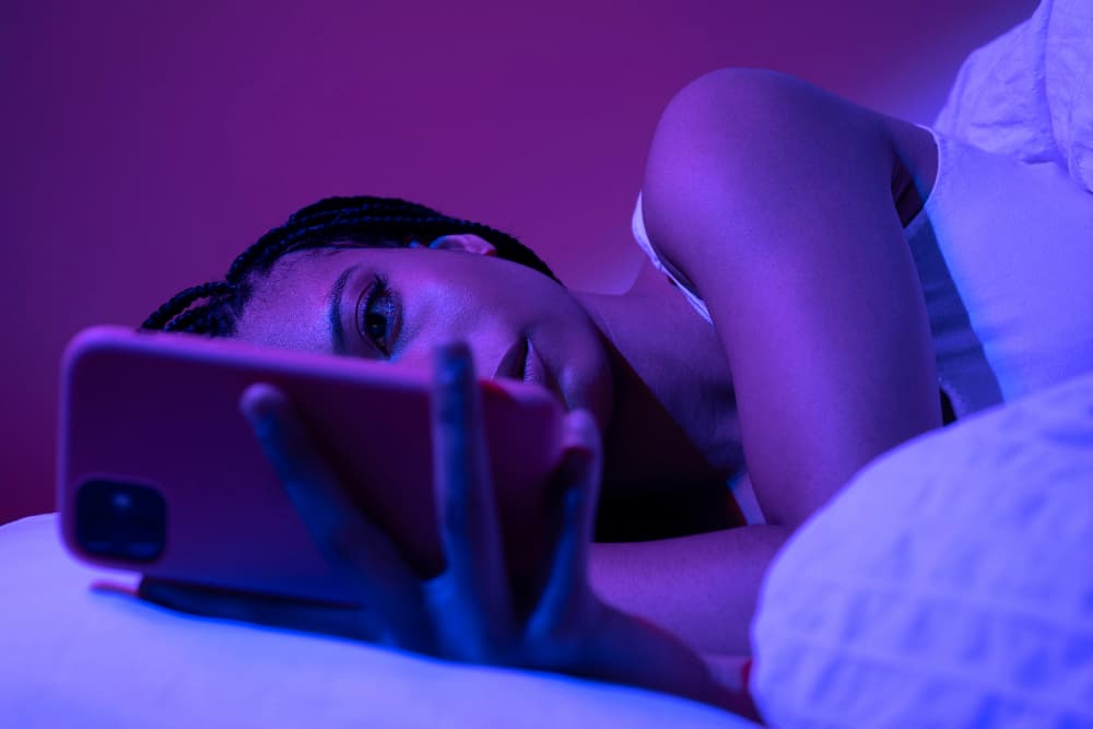 Mujer haciendo sexting